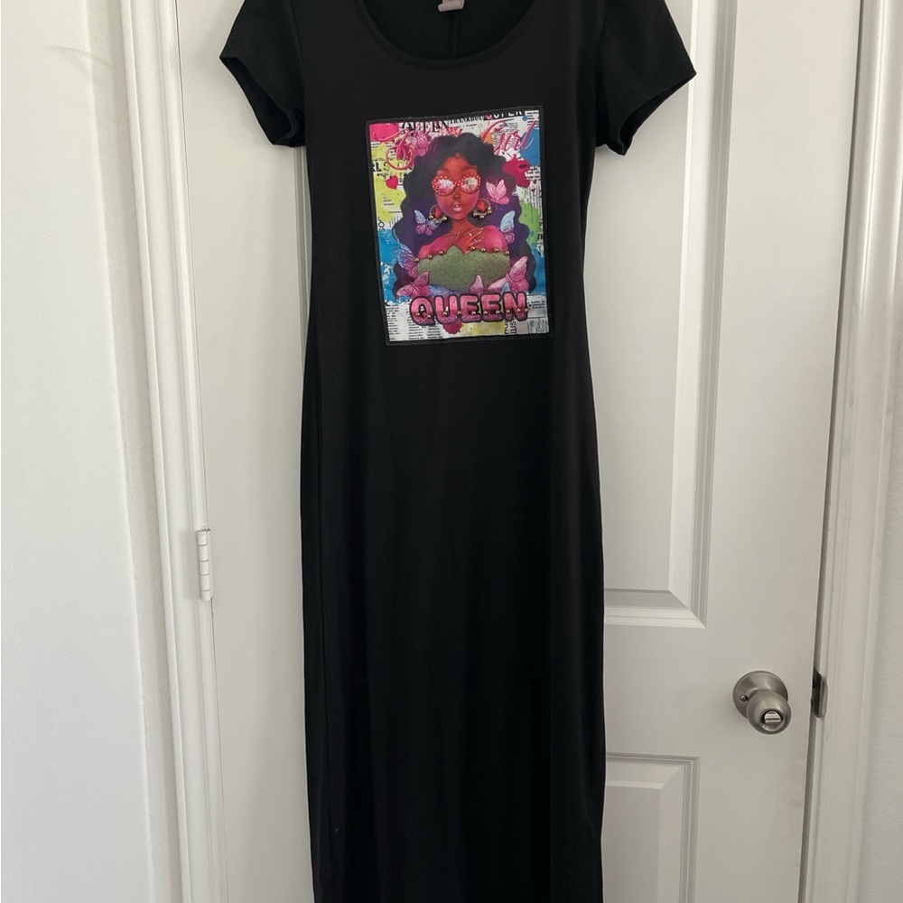 Casual Black Maxi Dress with Pink Graphic Crew Neck